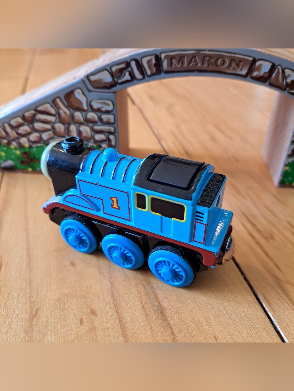 Light!  Battery Operated THOMAS!  Diecast Thomas Train Wooden Railway - Picture 4 of 9